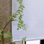 cortina persiana branca co m folhas